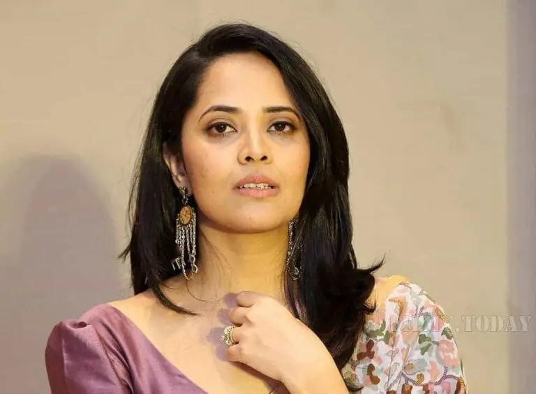 Anasuya joins Pushpa, posts a pic from sets
