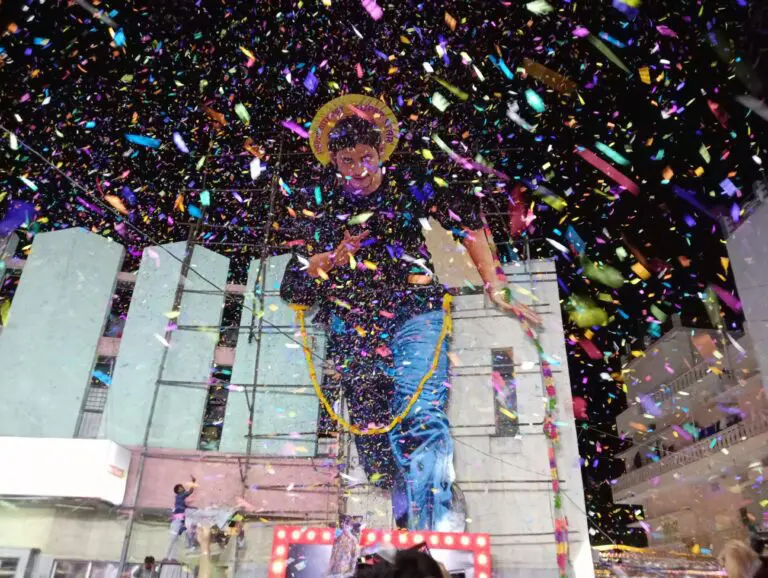 Exhibitors demanding huge advances for special shows because of Mahesh Babu fans