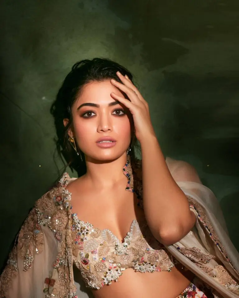 Rashmika Mandanna Raises Temperature with her Gorgeous Outfit.