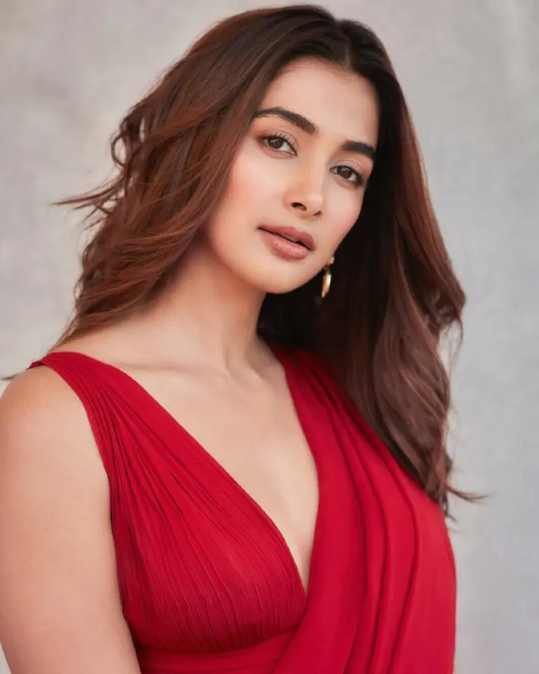 Pooja Hegde Dazzling Hot in Red Saree