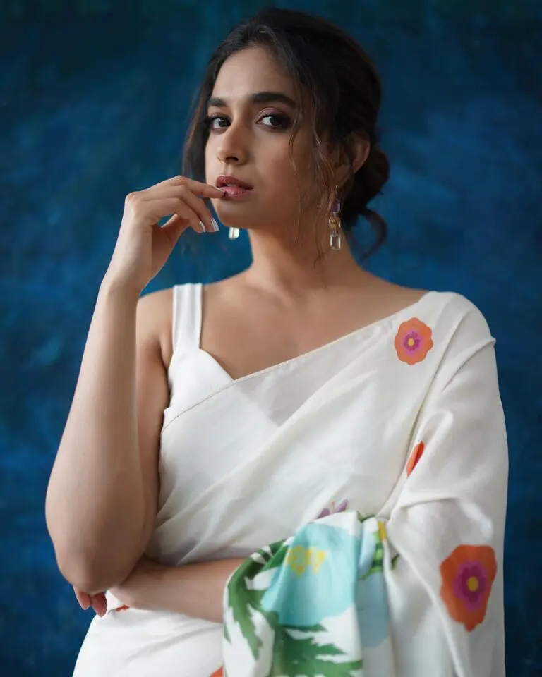 Ravishing Keerthy Suresh looks gorgeous in white saree