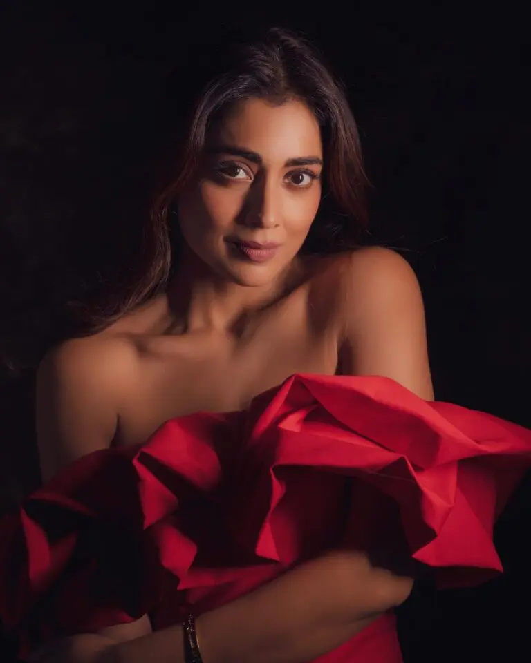 Beautiful Shriya Saran Dazzles in red dress