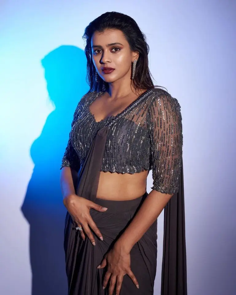 Hebah Patel Hot Black Saree Pictures