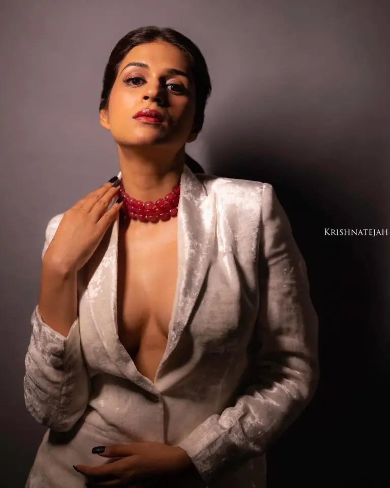 Shraddha Das Red Hot and Gorgeous Photos