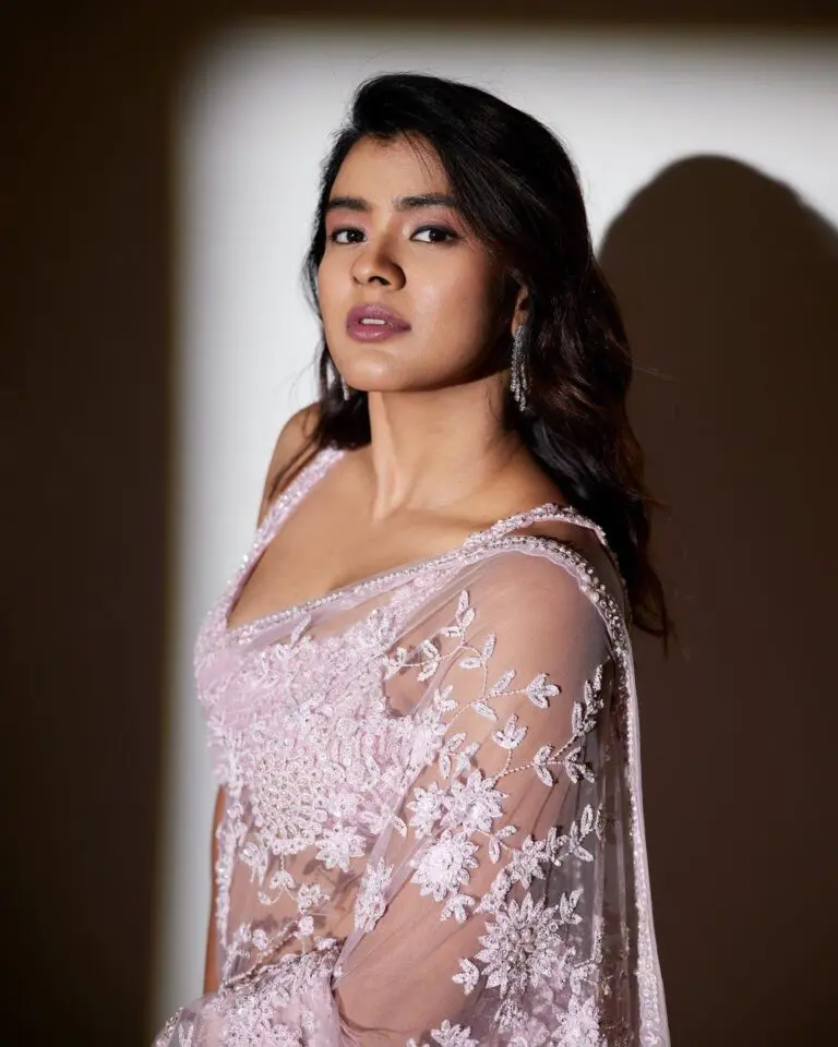 Hebah Patel Dazzles in Beautiful Saree