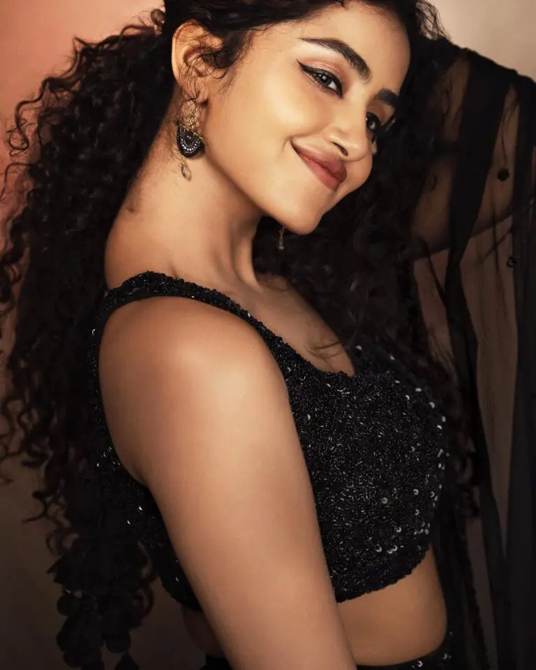 Bubbly Beauty Anupama Parameswaran in all black