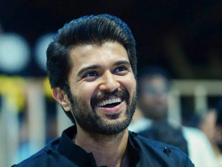 Vijay Deverakonda spreading Kushi donates 1Cr