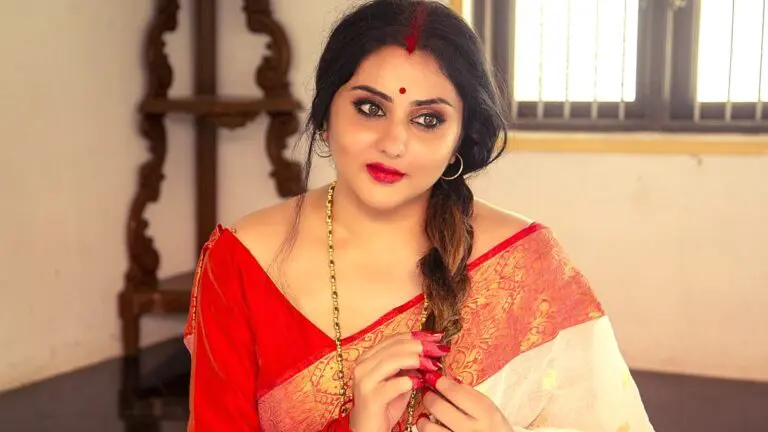 Namitha hurt at Meenakshi Temple