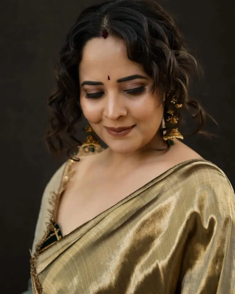 Anasuya Bharadwaj Shines in the Traditional Look in Saree
