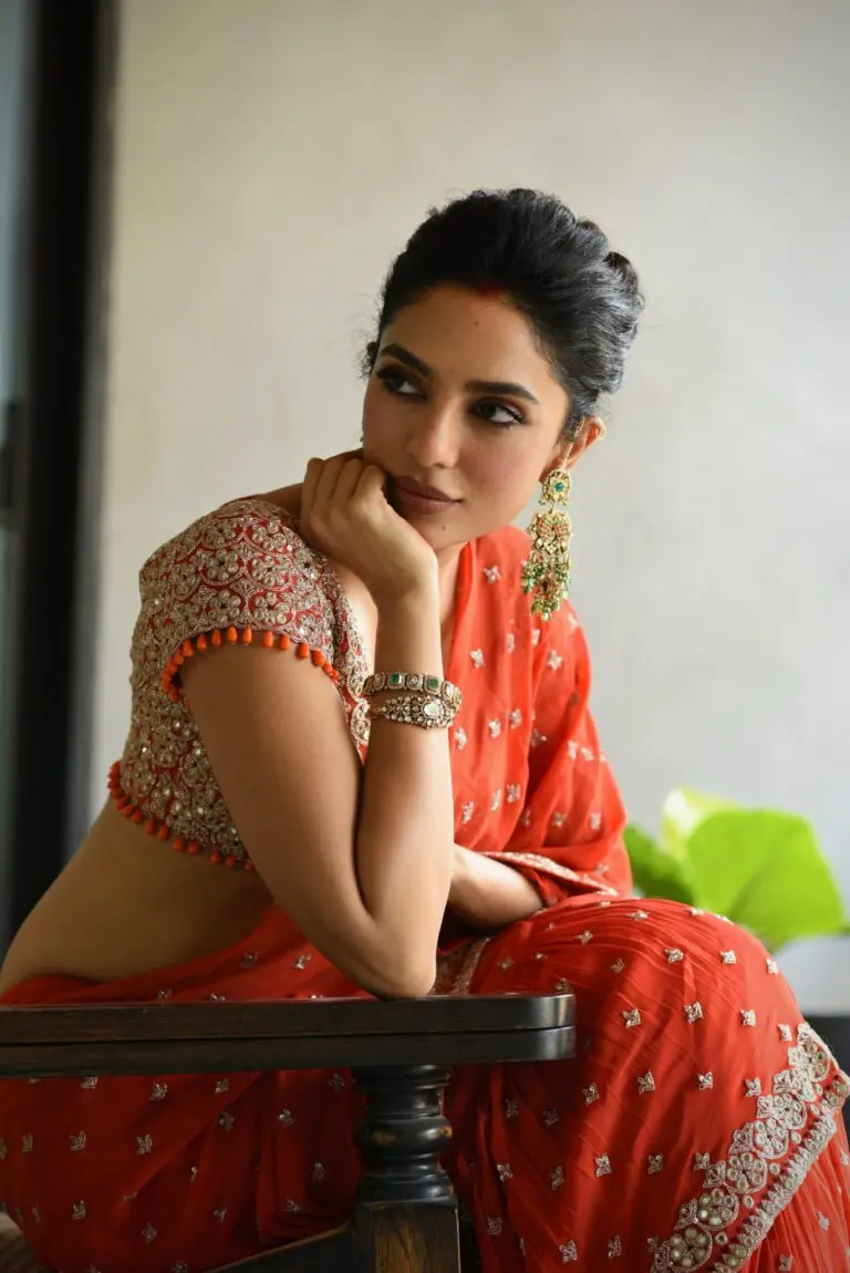 Sobhita Dhulipala Dazzles in Retro Orange Saree at Bandla Ganesh Daughter’s Wedding[HD Photos]
