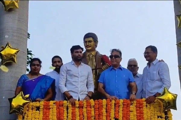 Kamal Haasan unveils Superstar Krishna statue