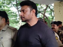 Kannada Actor Darshan Murder case Darshan appeal in Court During a video hearing at the 64th City Civil and Sessions Court, he said he had not seen sunlight for over a month and developed a fungal infection on his hands. Upon hearing his plea to kill, the judge immediately instructed Darshan not to make such a demand. Breaking down in tears, Darshan pleaded, “I can’t live like this anymore. Please give me poison.” He also asked for basic items like a pillow, bedsheets, and home-cooked food. After the judge spoke, he nodded quietly and remained silent.
