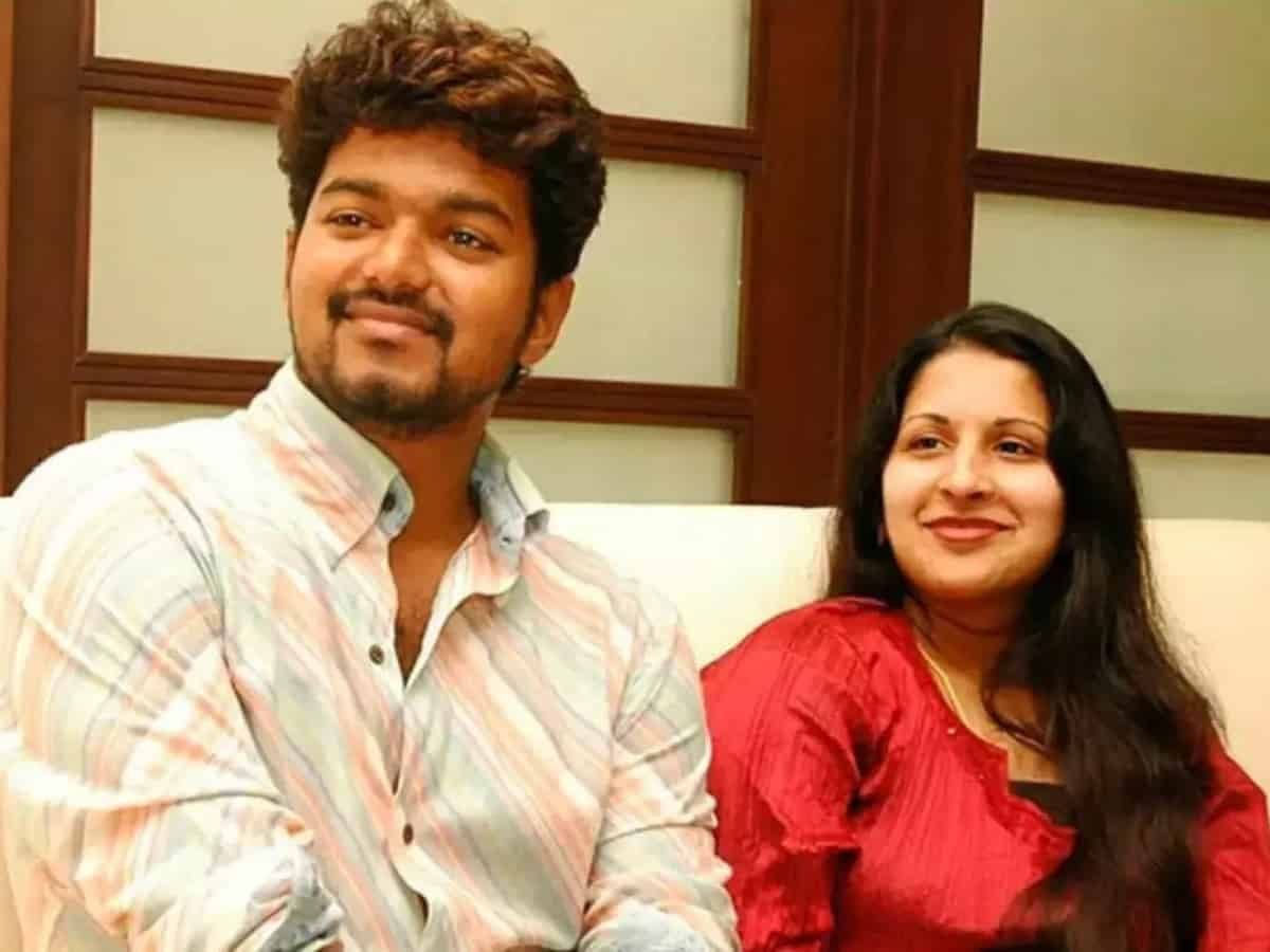 Vijay's political journey faces a big blow, as his wife accuses him of an extramarital affair and files for divorce. Can Vijay face the political heat from all round of corners?